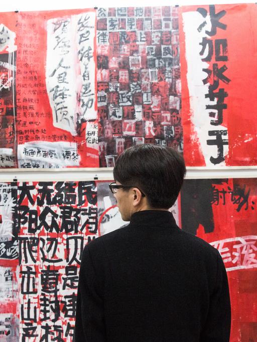 Ein Mann betrachtet in Hamburg Zeichnungen des chinesischen Künstlers Wu Shanzhuan in der Ausstellung "Secret Signs" der Sammlung Falckenberg.