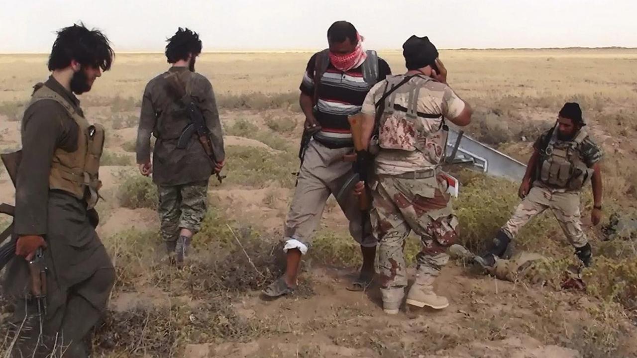 Gruppe von IS-Kämpfern im irakisch-syrischen Grenzgebiet.