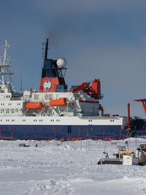 Das Foto zeigt das Forschungsschiff "Polarstern" bei einem Einsatz in der Antarktis 2017.