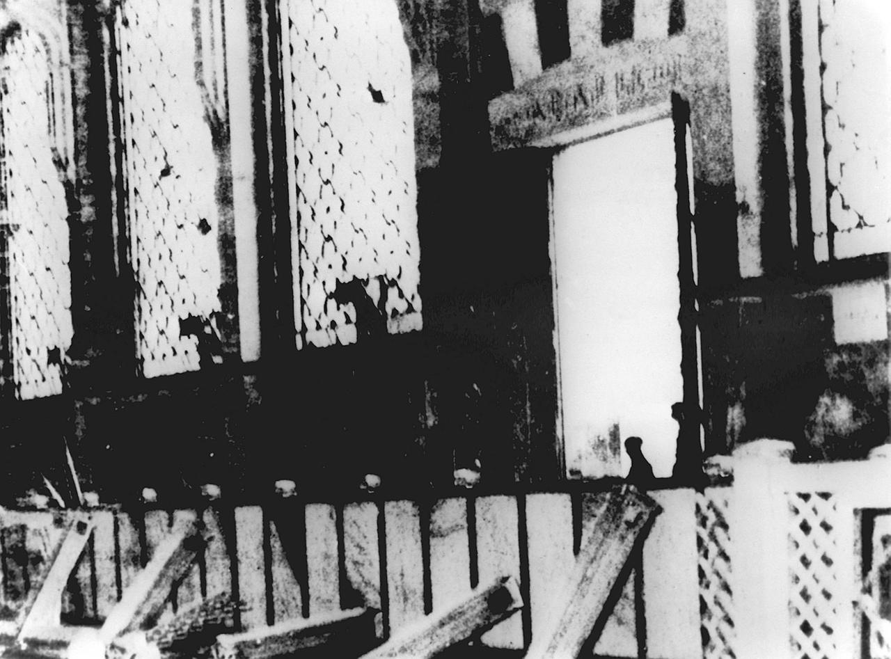 Zerstörte Holzgeländer im Innenhof der Moschee, aufgenommen am 29. November 1979. Am 20. November 1979 stürmen etwa 250 Anhänger einer islamischen Sekte die Haram-Mooschee in Mekka und nehmen mehrere hundert Gläubige als Geiseln. Drei Tage später stürmt die Nationalgarde Saudi-Arabiens das wichtigste Heiligtum der islamischen Welt. Etliche Besatzer sowie Soldaten kommen ums Leben, zahlreiche Geiselnehmer fliehen in die Katakomben der Moschee. Erst am 4. Dezember 1979 legt der letzte Aufrührer die Waffen nieder.