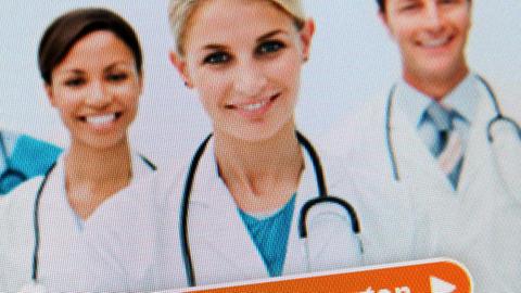 Der Ausschnitt der Internetseite zeigt zwei Ärztinnen und einen Arzt und den Button "Arzt finden & bewerten".