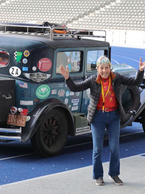 Nach rund 84.000 Kilometern rund um den Globus kommt Heidi Hetzer am 12. März 2017 wieder in Berlin an. Im Olympiastadion dreht sie eine Ehrenrunde mit ihrem Hudson Great Eight aus dem Jahre 1930.