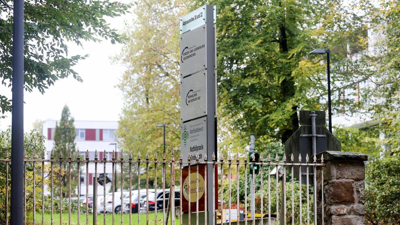 30.10.2018, Nordrhein-Westfalen, Gelsenkirchen: Das Foto zeigt die Zufahrt zur Kinder- und Jugendklinik Gelsenkirchen. Die Staatsanwaltschaft hat gegen die Einrichtung nach der Filmdoku «Elternschule» Ermittlungen aufgenommen. Foto: Roland Weihrauch/dpa | Verwendung weltweit