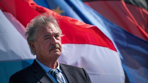 Ein Mann vor der luxemburgischen Fahne