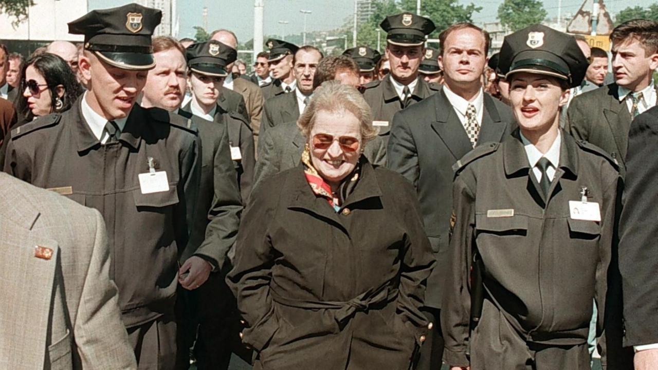 Die damalige US-Außenministerin Madeleine Albright geht 1997 in Begleitung einer Polizei-Patrouille durch Sarajevo. 