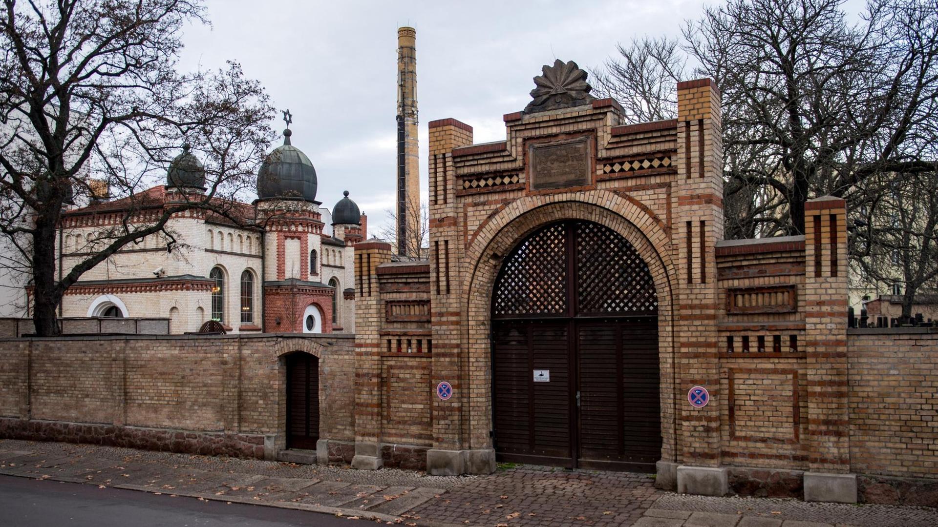 Blick auf die Synagoge in Halle an der Saale, die vor einem Jahr Ziel eines antisemitischen Anschlags wurde. 