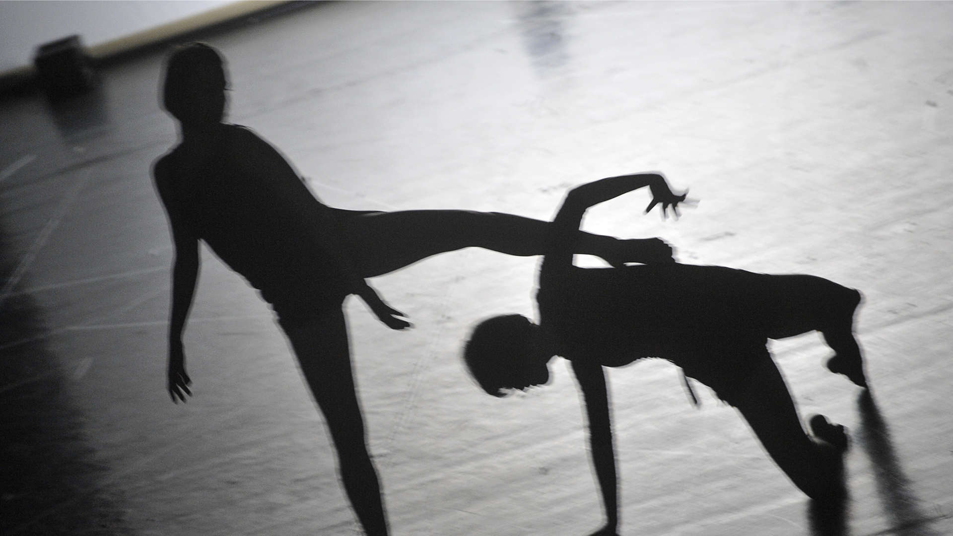 Zwei Tänzer tanzen eine moderne Choreographie
