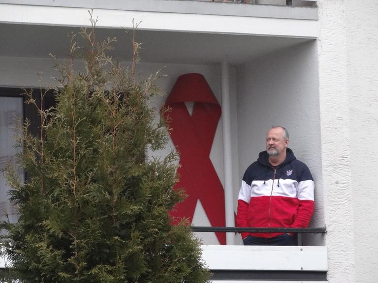 Weit sichtbares Zeichen der Solidarität in Schwerte. Auf dem Balkon seiner Wohnung hat Uwe Görke-Gott die Aids-Schleife angebracht.