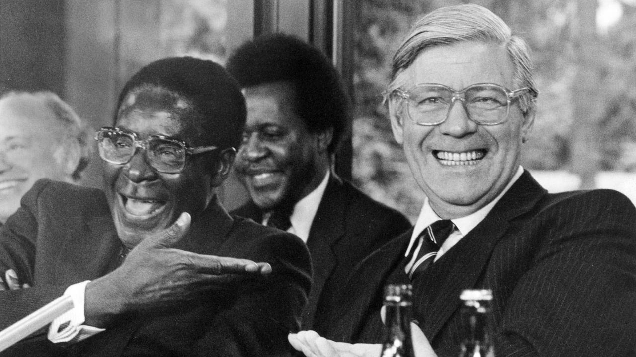 Der damalige Premierminister von Simbabwe, Robert Mugabe, am 25.05.1982 in Bonn gut gelaunt mit Bundeskanzler Helmut Schmidt während einer Pressekonferenz.