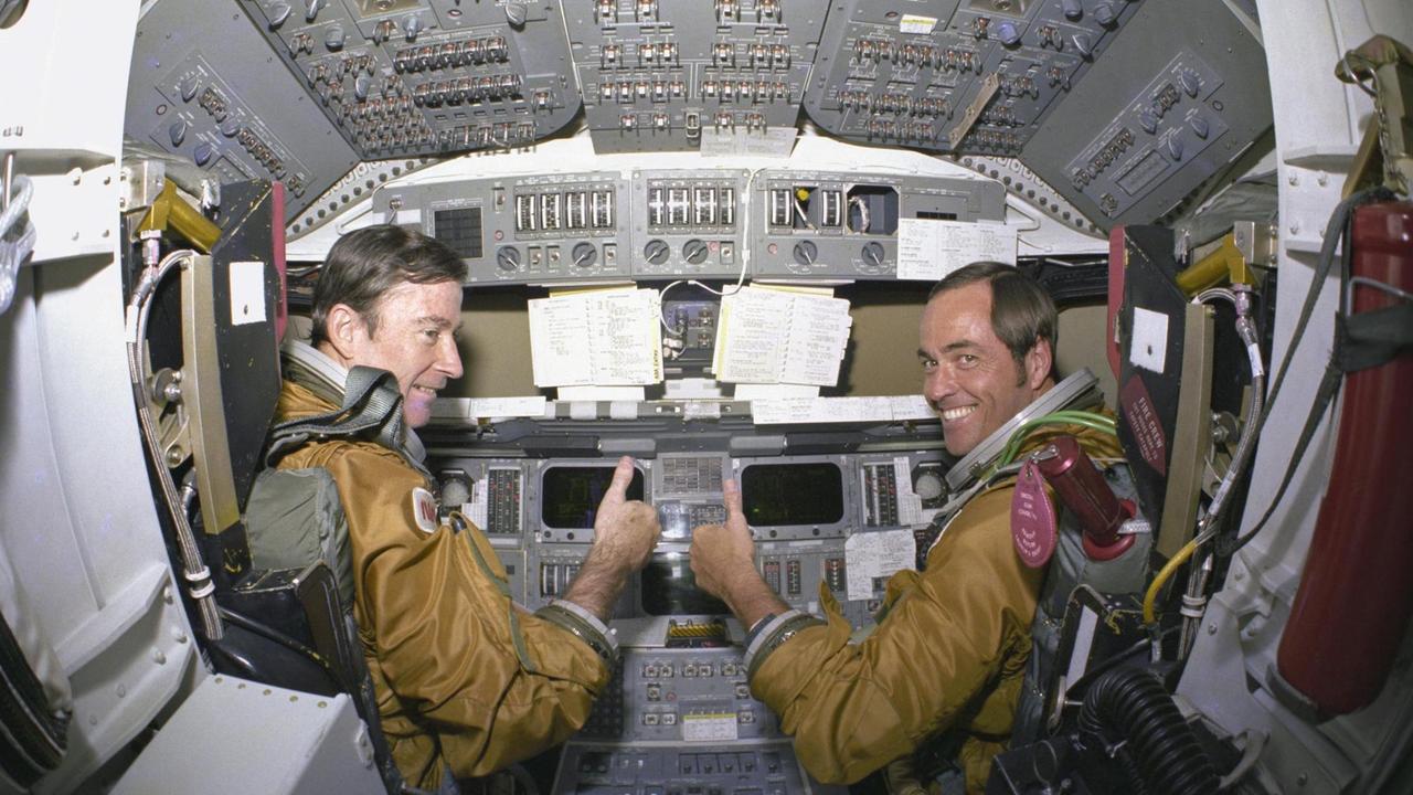 John W. Young (links) mit Robert Crippen im Cockpit der Columbia.