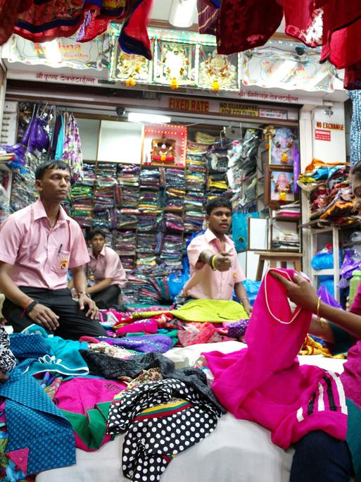 Stoffhändler bieten in der indischen Metropole Mumbai (Indien) ihre Ware zum Verkauf an.