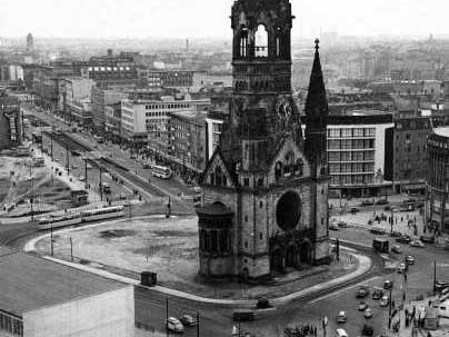Die Berliner Gedächtniskirche im Oktober 1957 Die Berliner Gedächtniskirche im Oktober 1957