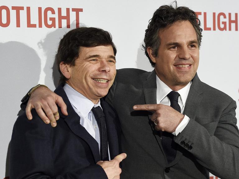 Reporter Mike Rezender (links) und Schauspieler Mark Ruffalo bei der Filmpremiere von "Spotlight" in London