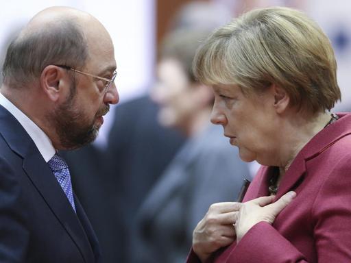 Kanzlerkandidat Martin Schulz (SPD) und Bundeskanzlerin Angela Merkel (CDU) im Profil, sie sehen sich an