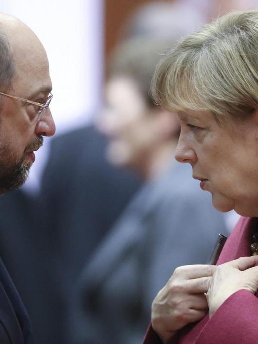 Kanzlerkandidat Martin Schulz (SPD) und Bundeskanzlerin Angela Merkel (CDU) im Profil, sie sehen sich an