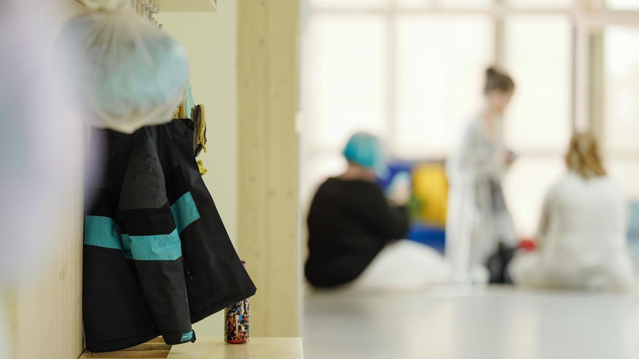 Eine einzelne Jacke hängt im Kindergarten "Kinderschachtel" im baden-württembergischen Schriesheim an der Garderobe.