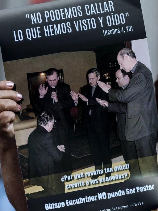 Eine Frau auf einer Demonstration am 24. Februar 2018 gegen den chilenischen Priesterausbilder Fernando Karadima. Auf dem Poster ist Karadima (l) zu sehen, als er von anderen Bischöfen (darunter auch Juan Barros, 3.v.r.) gesegnet wird. Darüber steht ein Vers aus aus der Apostelgeschichte: "Wir können unmöglich schweigen über das, was wir gesehen und gehört haben"