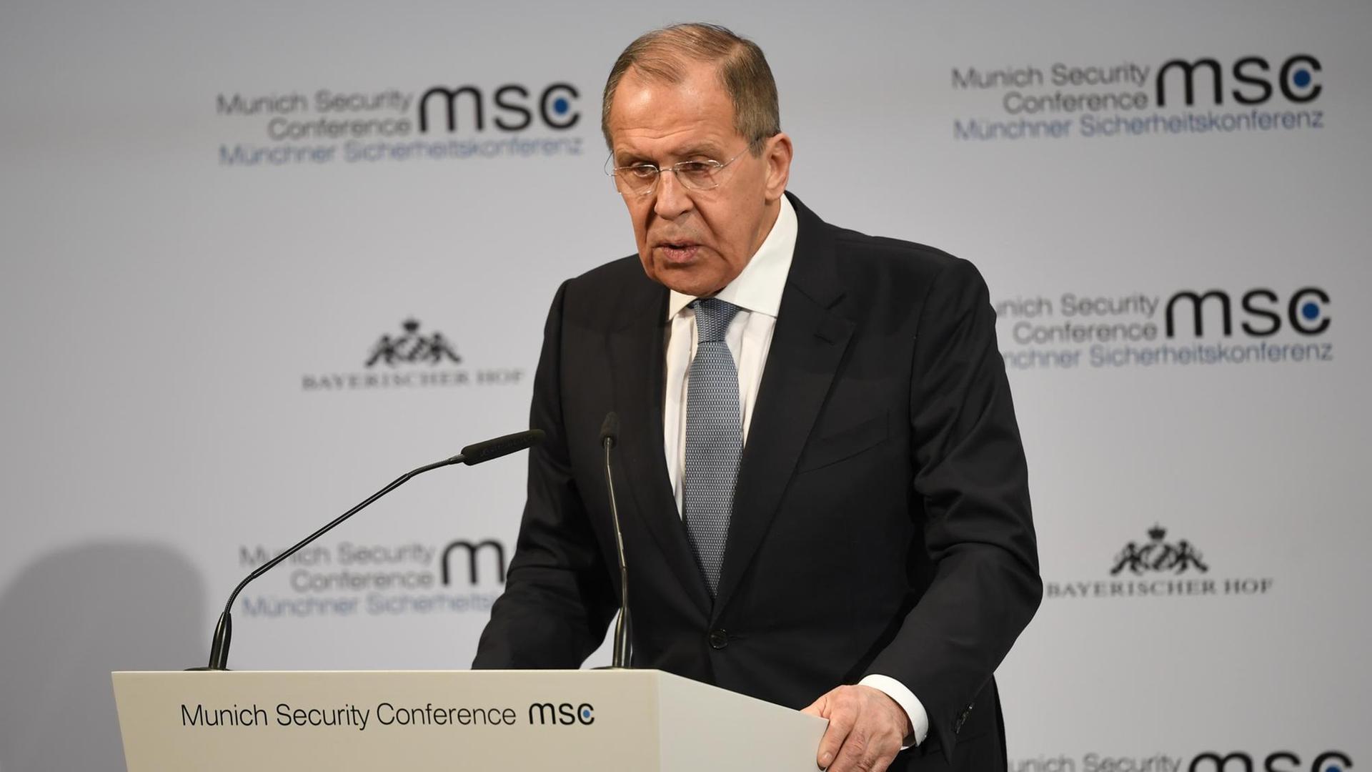 Der russische Außen-Minister Sergej Lawrow spricht auf einer Konferenz in München.