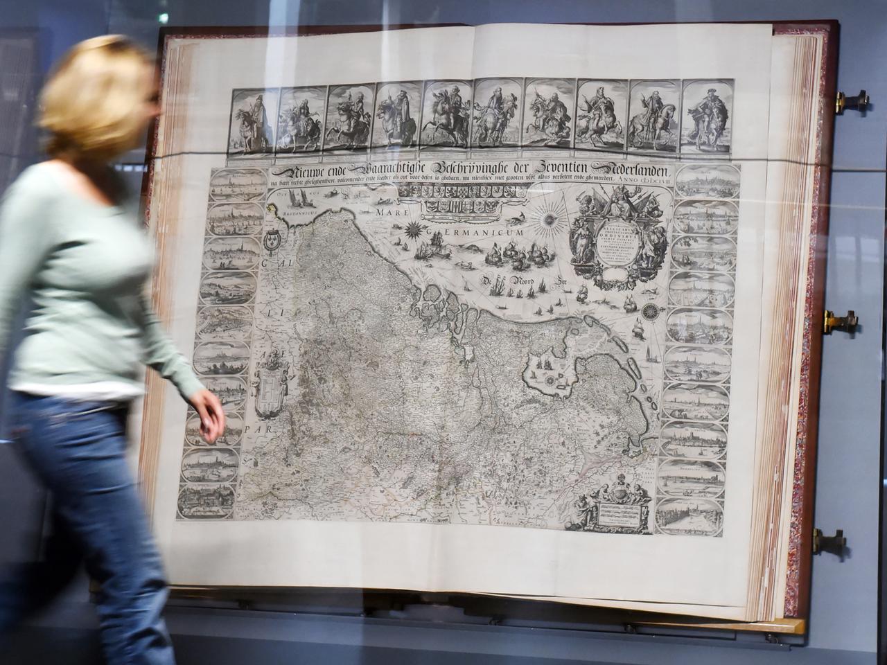 Der Johannes Klencke Atlas in der Ausstellung "Mapping Spaces" hinter Glas. Er ist um 1660 entstanden.