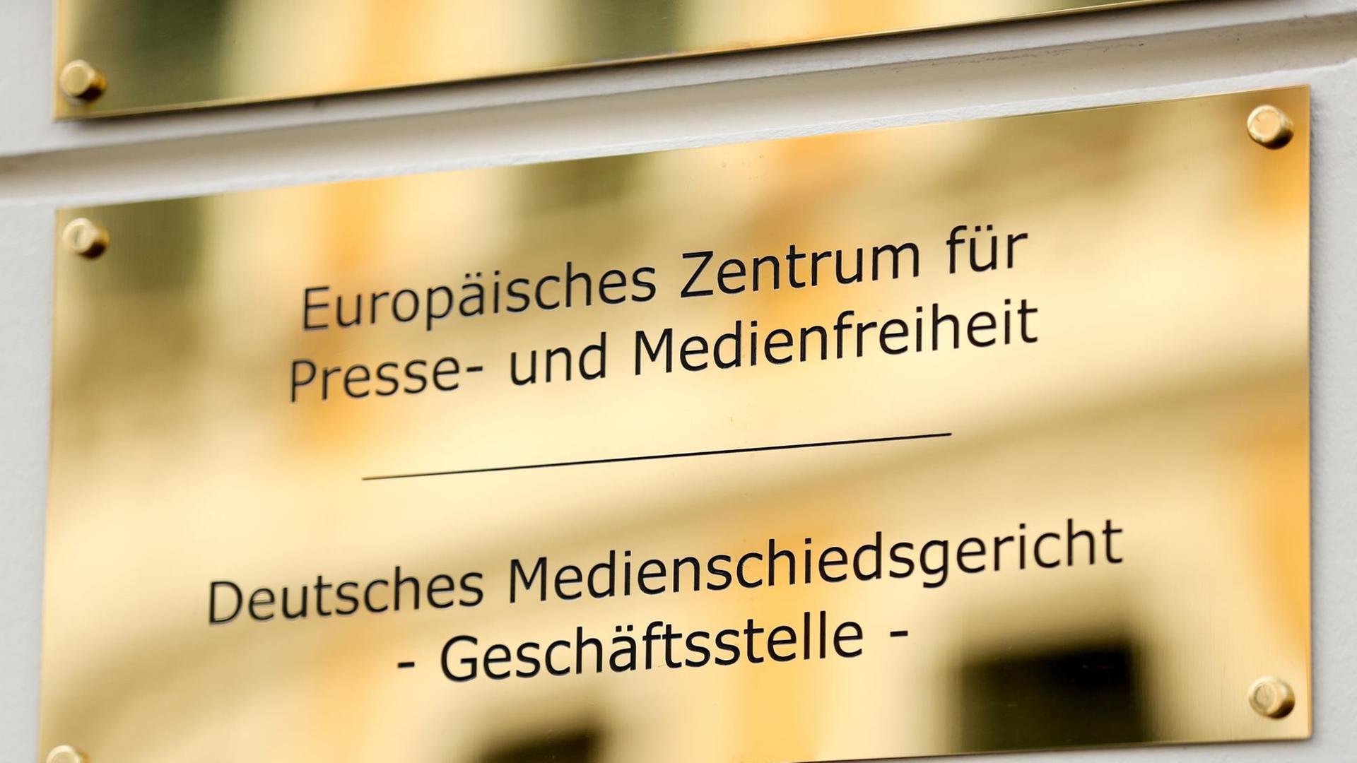 Ein Schild weist auf den Sitz des Deutschen Medienschiedsgerichts (DMS) am 15.09.2017 in Leipzig (Sachsen) hin. In der Villa der Sparkassen Medienstiftung sitzt auch das Europäische Zentrum für Presse- und Medienfreiheit. Im ersten Jahr seines Bestehens hat das Medienschiedsgericht noch keine Streitigkeiten in der Branche geschlichtet.
