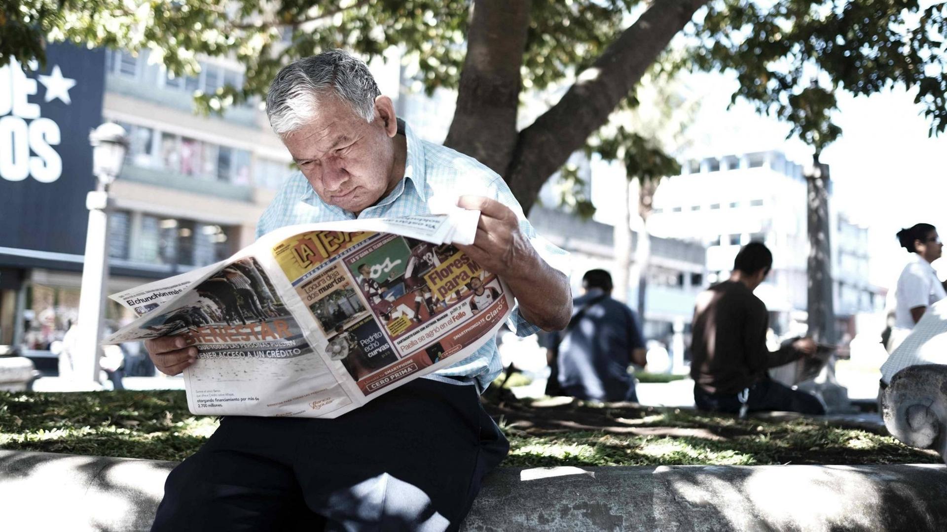 Ein Mann liest Zeitung in San José, der Hauptstadt von Costa Rica