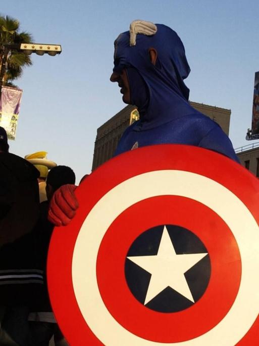 Tony Tomey aus Los Angeles, im Kostüm der Comicfigur Captain America, vor Graman s Chinese Thearter in Hollywood, Kalifornien 27. März 2004.