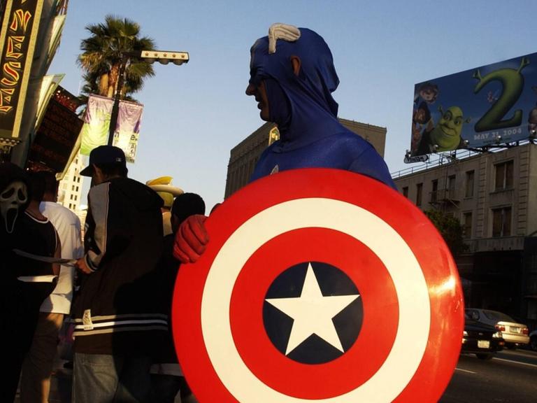 Tony Tomey aus Los Angeles, im Kostüm der Comicfigur Captain America, vor Graman s Chinese Thearter in Hollywood, Kalifornien 27. März 2004.