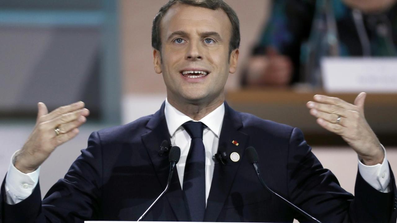 Frankreichs Präsident Emmanuel Macron spricht am 12.12.2017 in Paris (Frankreich) auf dem Klimagipfel. Er gestikuliert mit Gesicht und Händen, um seinen Worten Nachdruck zu verleihen.