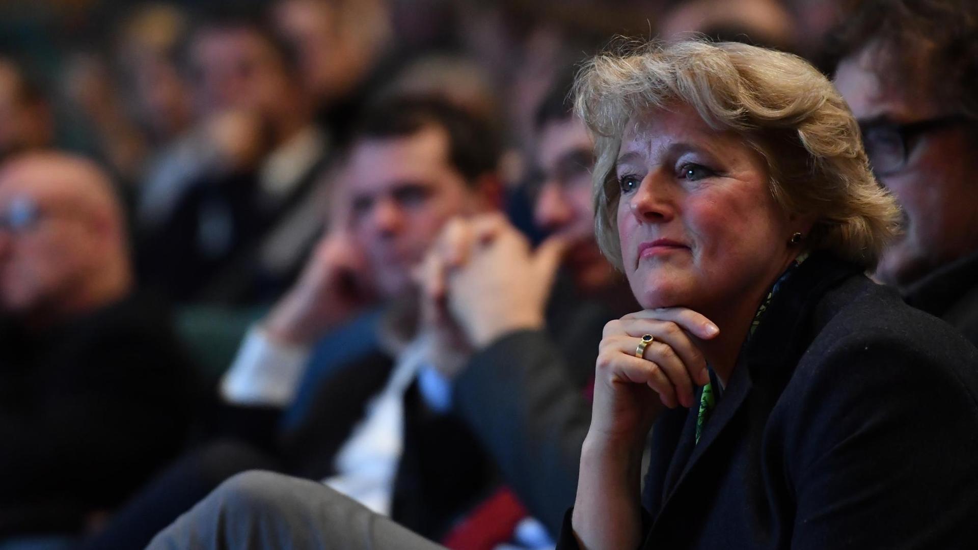 Monika Grütters (CDU), Staatsministerin für Kultur und Medien, verfolgt in Berlin die Podiumsdiskussion "Filmfestivals heute" im Haus der Kulturen der Welt.