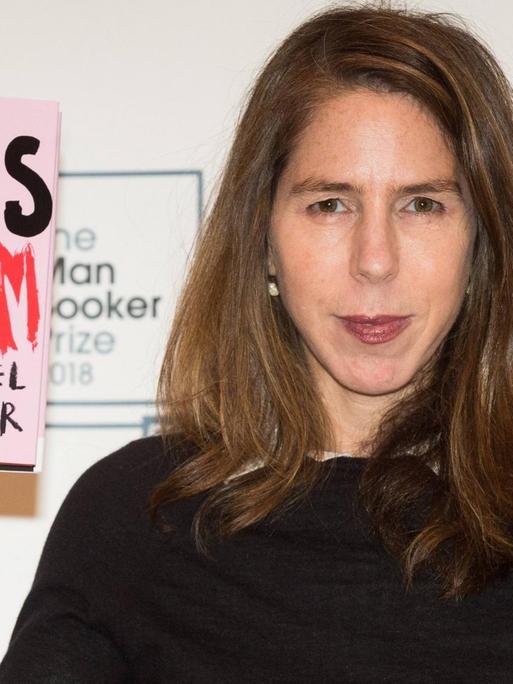 Die Autorin Rachel Kushner hält ihr Buch "Ich bin ein Schicksal" in der englischen Variante in die Kamera.