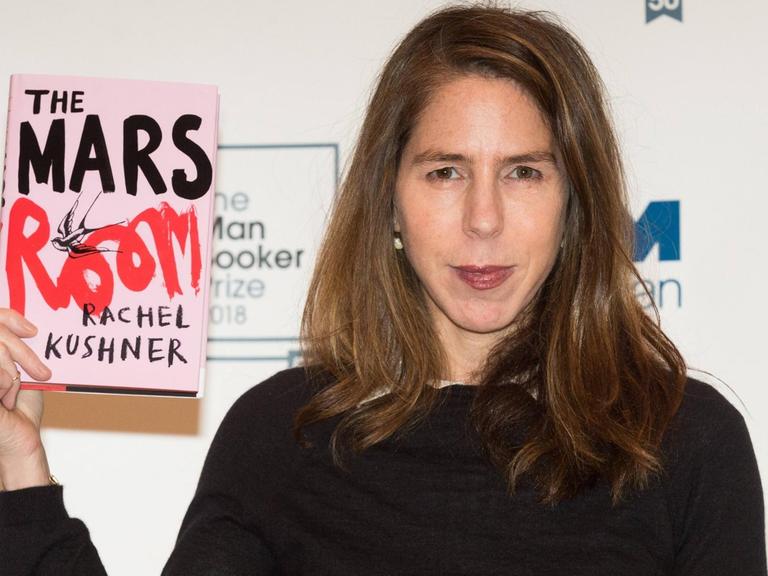 Die Autorin Rachel Kushner hält ihr Buch "Ich bin ein Schicksal" in der englischen Variante in die Kamera.