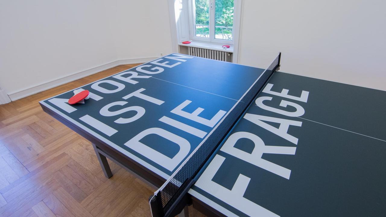 Eine bedruckte Tischtennisplatte, eine Arbeit von 2015 des Künstlers Rirkrit Tiravanija, steht am 17.05.2017 im Museum Morsbroich in Leverkusen (Nordrhein-Westfalen). Die Ausstellung "Duett mit Künstler_in" - Partizipation als künstlerisches Prinzip ist vom 21. Mai bis 03. September 2017 zu sehen.