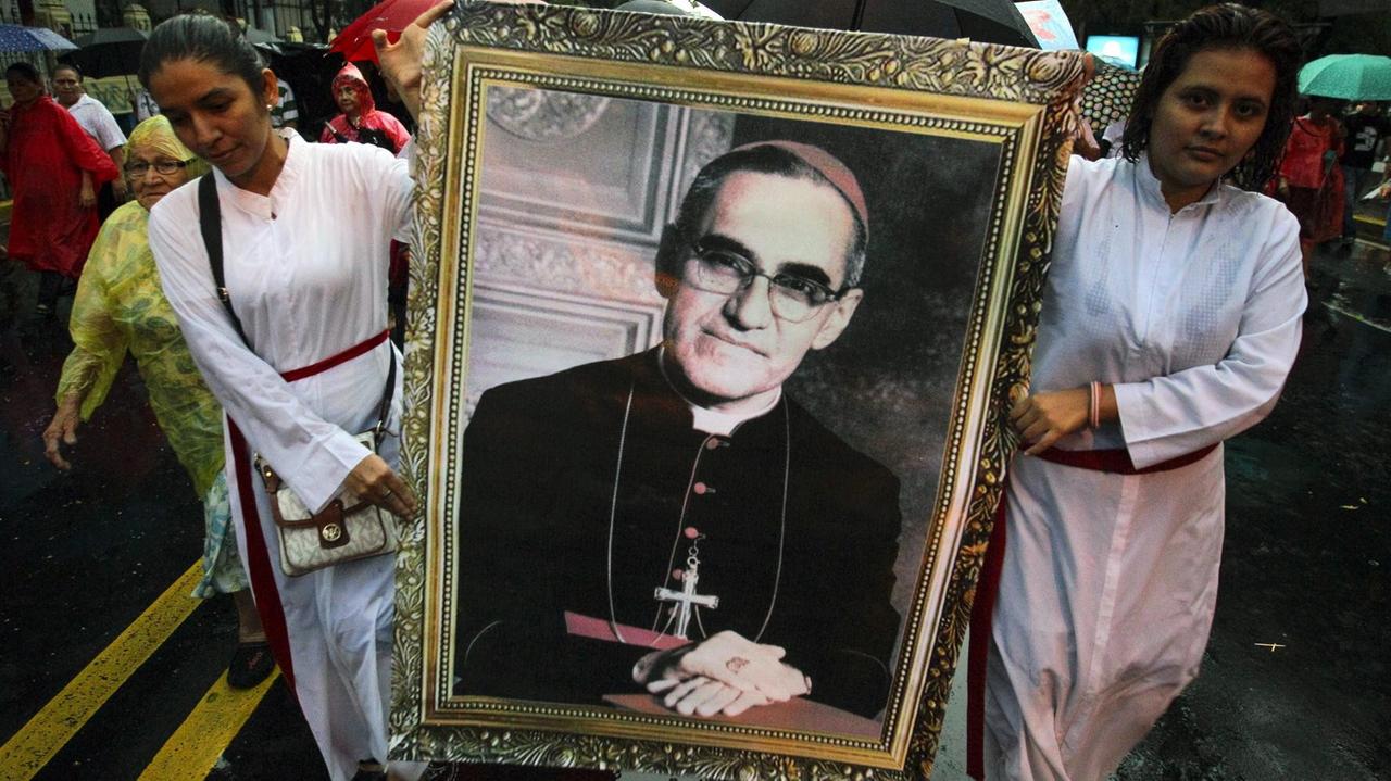 Verehrer des ermordeten Erzbischofs Romero tragen ein Porträt von ihm durch die Straßen.