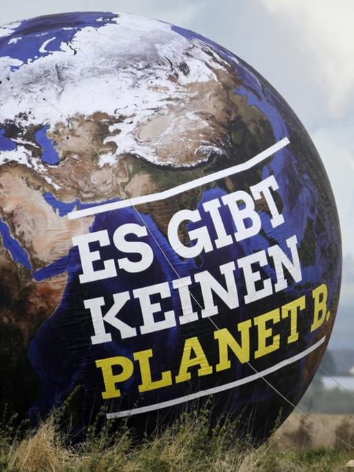 Ein Ballon mit der Aufschrift "Es gibt keinen Planet B." ist vor Braunkohlekraftwerken zu sehen - aufgenommen am Rande des Landesparteitags der nordrhein-Westfälischen Grünen, der am Hambacher Forst stattfand. (zu dpa " Weltklimarat drängt zu raschem Handeln für 1,5-Grad-Ziel" vom