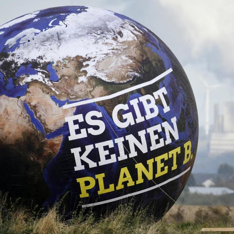  Ein Ballon mit der Aufschrift "Es gibt keinen Planet B." ist vor Braunkohlekraftwerken zu sehen - aufgenommen am Rande des Landesparteitags der nordrhein-Westfälischen Grünen, der am Hambacher Forst stattfand. (zu dpa " Weltklimarat drängt zu raschem Handeln für 1,5-Grad-Ziel" vom 