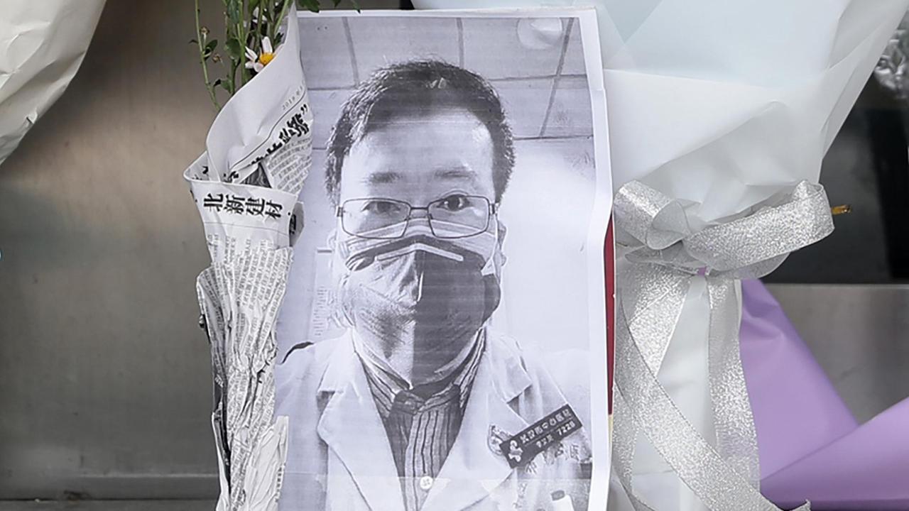 Schwarz-weiß-Foto des verstorbenen chinesischen Arztes Li Wenliang 