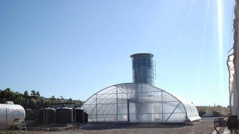 Sparsamer Umgang mit Ressourcen zieht auch in der Landwirtschaft ein. Das  Watergy-Gewächshaus in Almeria spart Wasser und Energie.