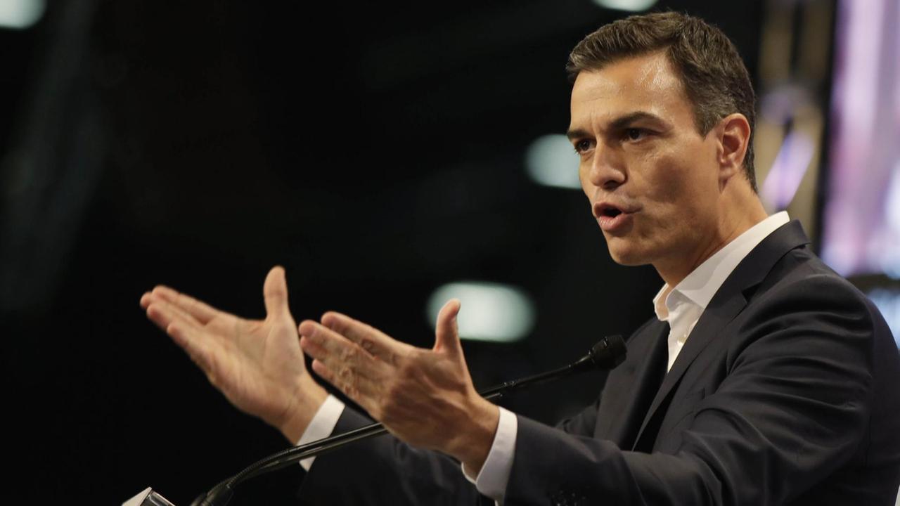 Spaniens  Ministerpräsident Pedro Sánchez während einer Rede auf einem Kongress seiner italienischen Parteifreunde von der Partido Democrática in Mailand im Oktober 2018