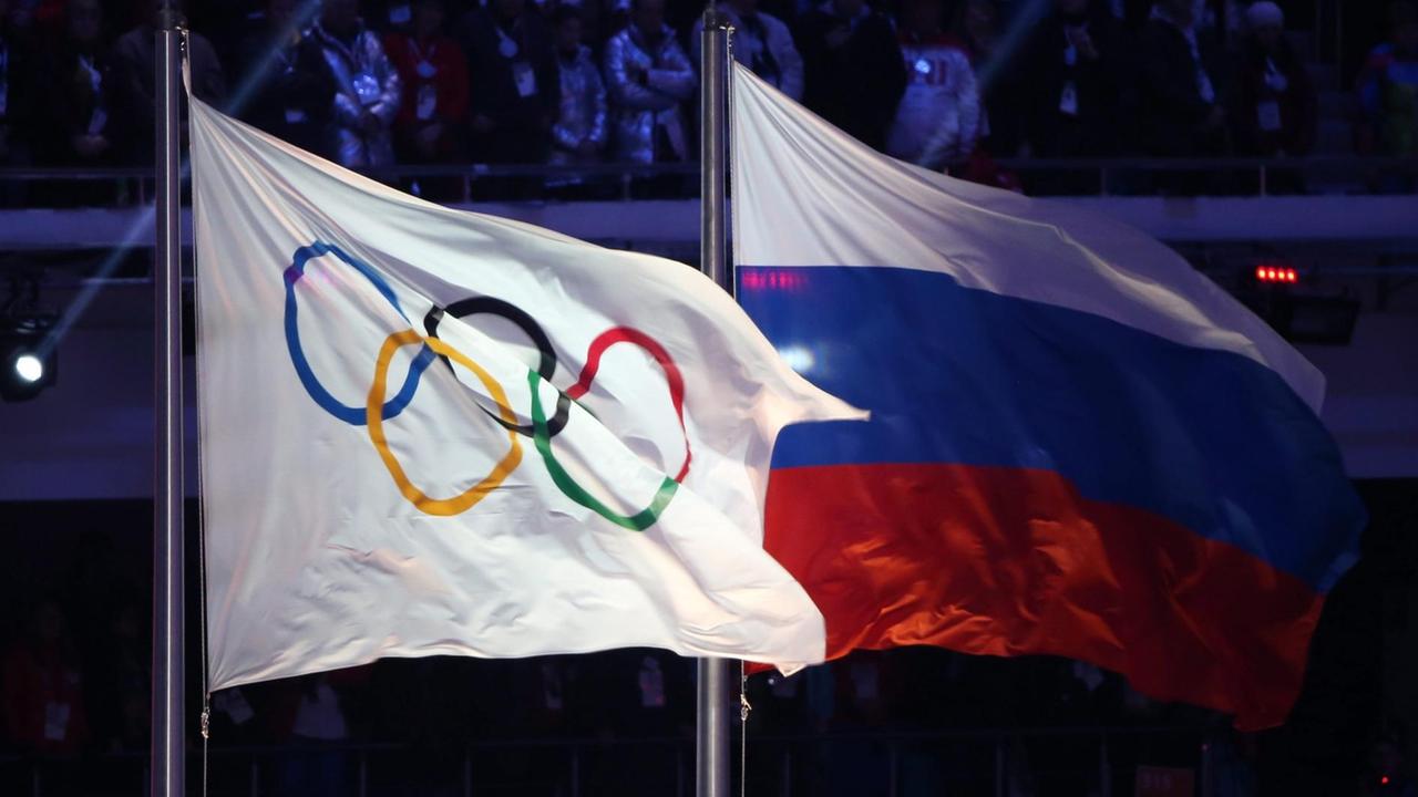 Eine Russland-Flagge und eine Olympia-Flagge im Stadion