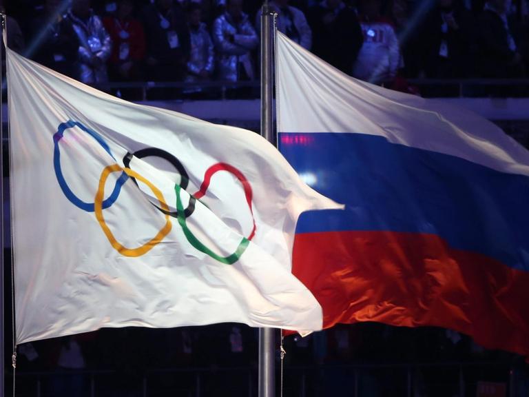 Russland-Flagge und Olympia-Flagge im Stadion