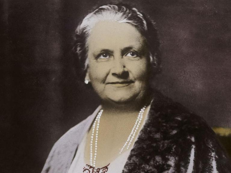 Maria Montessori, italienische Pädagogin, kolorierte Porträtaufnahme um 1920.
