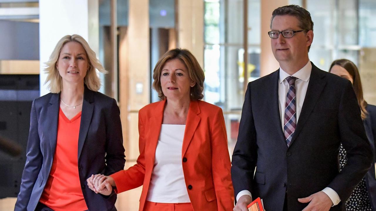 SPD-Vize-Vorsitzende Manuela Schwesig, Malu Dreyer und Thorsten Schäfer-Gümbel, die mit der kommissarischen Führung betraut sind. 3. Juni 2019