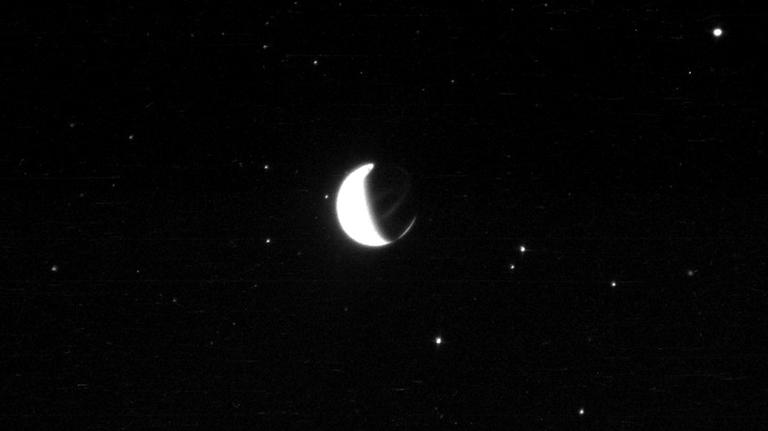 Die Erde im UV-Licht am Mondhimmel – im Hintergrund sind etliche Sterne zu sehen.
