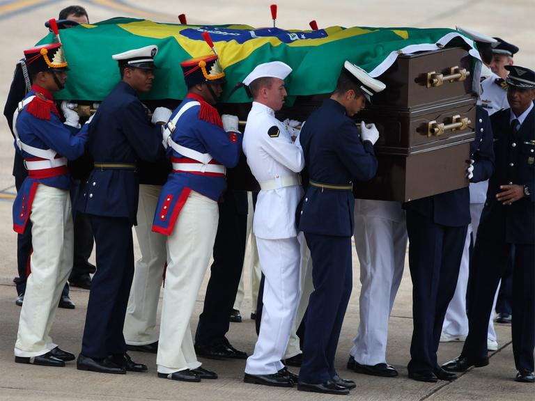 Militärs tragen eine Sarg mit einer brasilianischen Flagge