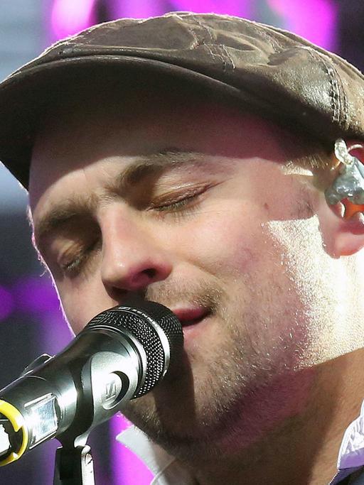 Der Musiker Max Mutzke singt in Mikrofon