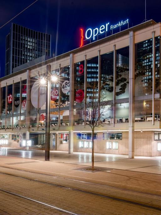 Frankfurts Städtische Bühnen (Oper und Schauspiel) im Abendlicht.