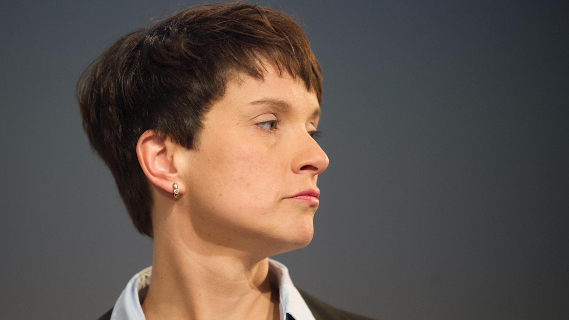 Die Bundesvorsitzende der Partei Alternative für Deutschland (AfD), Frauke Petry, aufgenommen am 28.11.2015 auf dem 4. Bundesparteitag der Alternative für Deutschland (AfD) in Hannover (Niedersachsen).