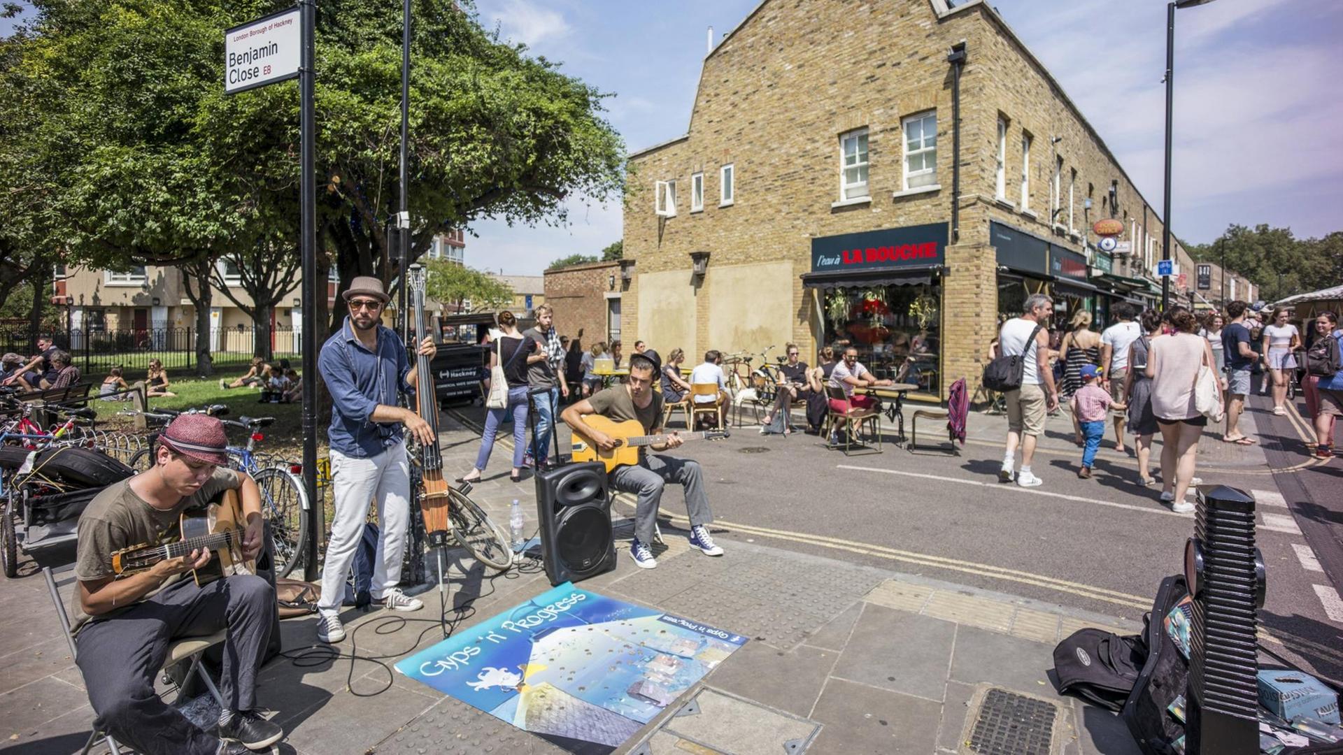 Eine Band spielt in London auf der Straße.