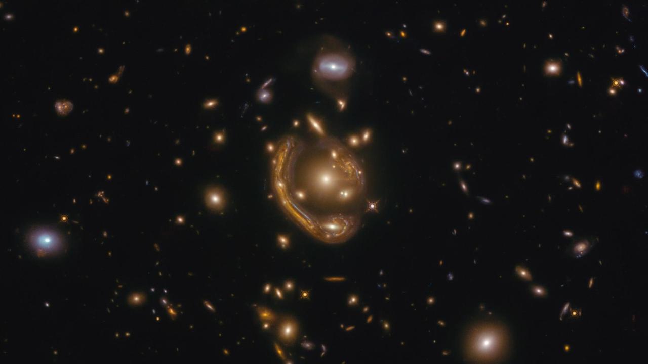 Die Galaxie mit dem "geschmolzenen Ring" – eine der schönsten Gravitationslinsen am Himmel