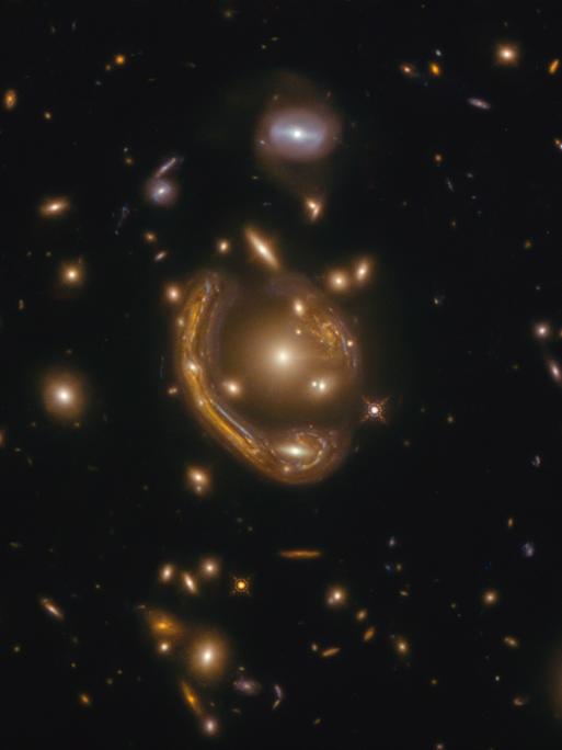 Die Galaxie mit dem "geschmolzenen Ring" – eine der schönsten Gravitationslinsen am Himmel